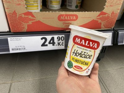 Balení hořčice v rukou