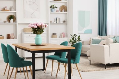 Moderní obývací pokoj s jídelnou, židle v barvě Transformative Teal