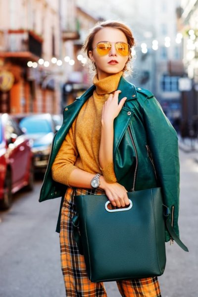 Mladá žena v podzimním outfitu, kombinace hořčicově žluté a modrozelené