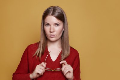 Žena v červeném svetru