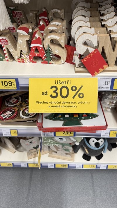 Sleva až 30 % na vánoční dekorace, světýlka a umělé stromky