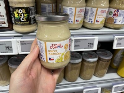 Balení hořčice v rukou