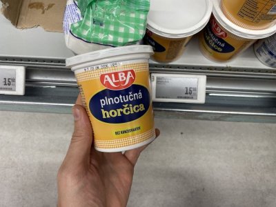 Balení hořčice v rukou