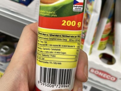 Balení hořčice v rukou