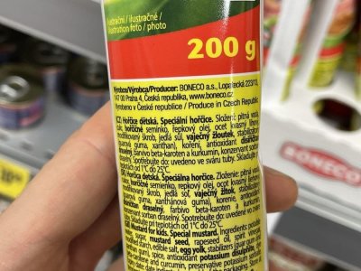 Balení hořčice v rukou