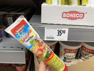 Balení hořčice v rukou