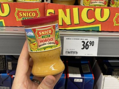 Balení hořčice v rukou