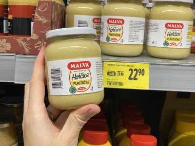 Balení hořčice v rukou