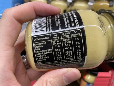 Balení hořčice v rukou