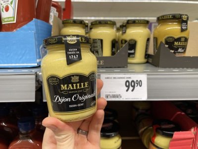 Balení hořčice v rukou