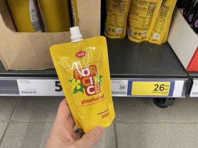 Balení hořčice v rukou