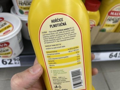 Balení hořčice v rukou