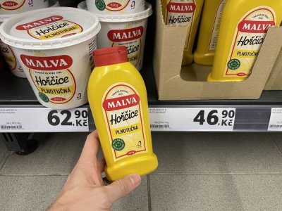 Balení hořčice v rukou