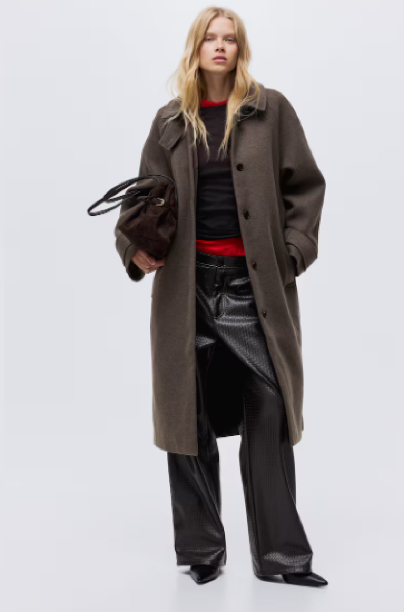 Modelka v dlouhém hnědém kabátu