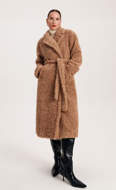 Modelka v hnědém kabátu