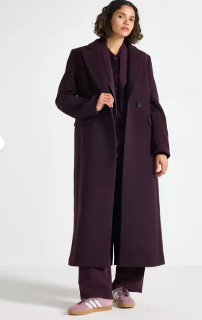 Modelka v dlouhém tmavě hnědém kabátu