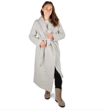 Mladá žena ve světle šedém kabátu