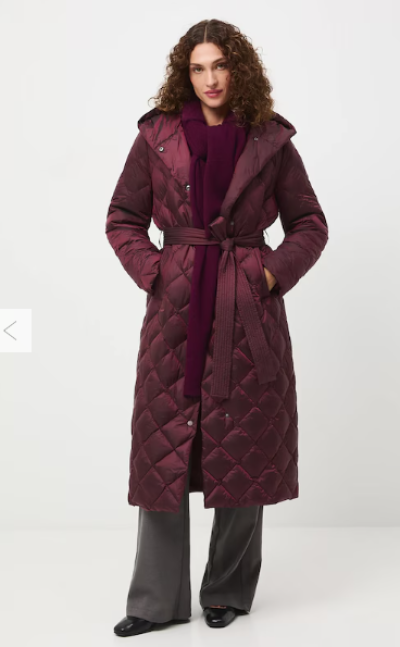 Modelka v péřovém kabátu vínové barvy