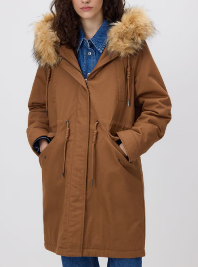 Žena v hnědé bundě s kapucí