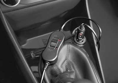 Ukázka nabíjecího kabelu k vyhřívané podložce zapojeného do zásuvky v autě