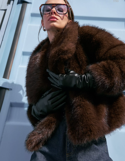 Modelka v krátkém hnědém kabátu z umělé kožešiny