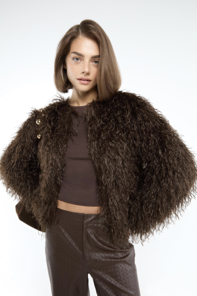 Modelka v hnědé bundě z umělé kožešiny