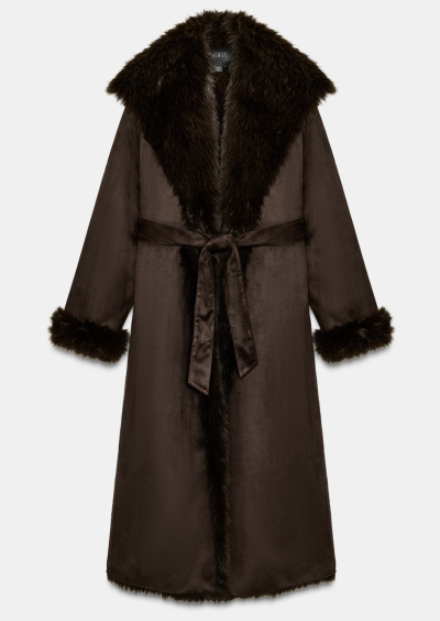 Hnědý kabát s páskem a umělou kožešinou