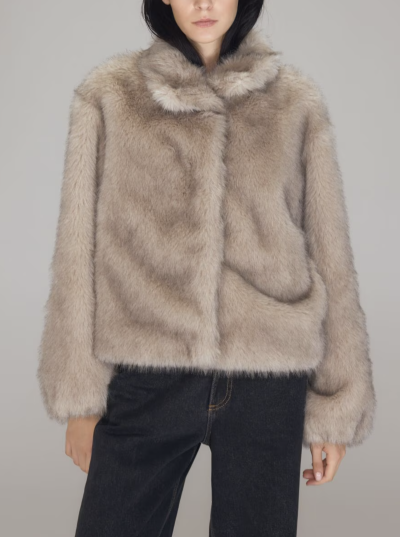 Modelka v krátkém umělém kožichu