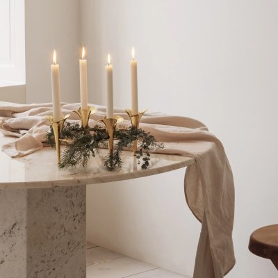 Zlatý svícen na stole