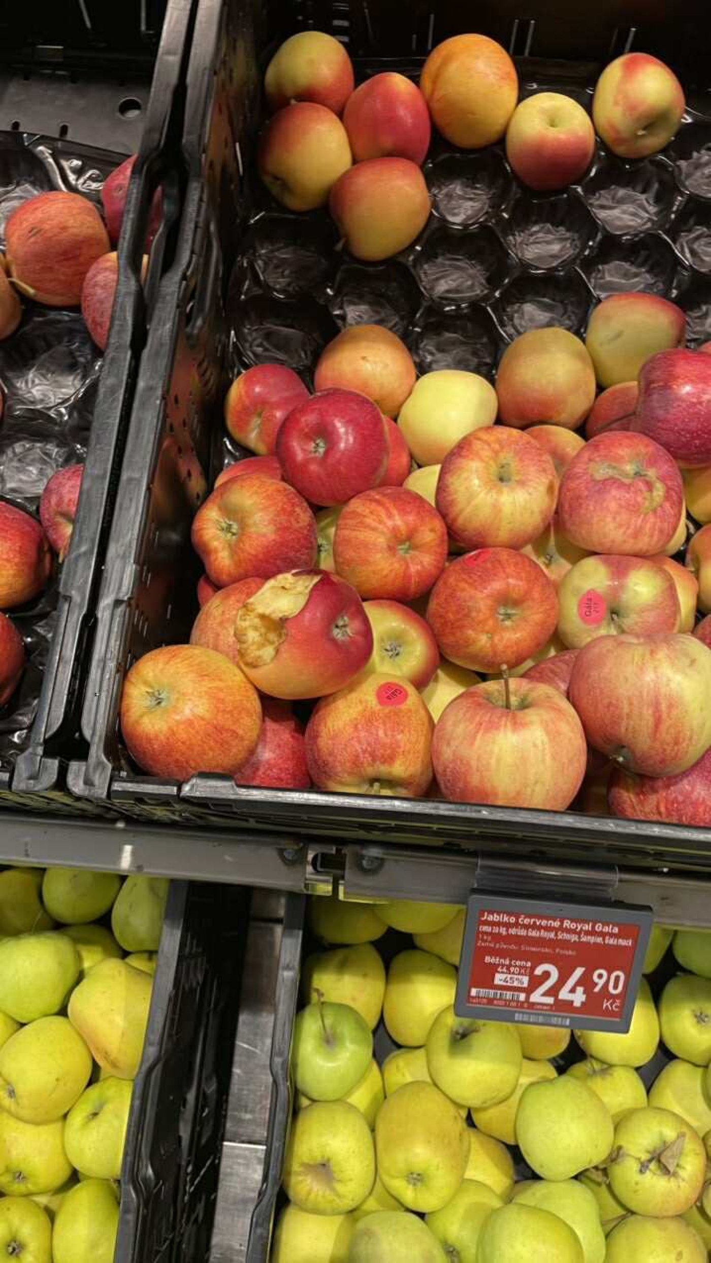 Nakousnuté jablko v supermarketu