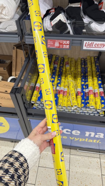 Balící papír s potiskem Lidl loga za 39,90 Kč