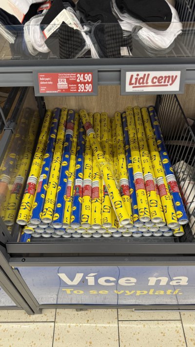 Balící papír s potiskem Lidl loga za 39,90 Kč
