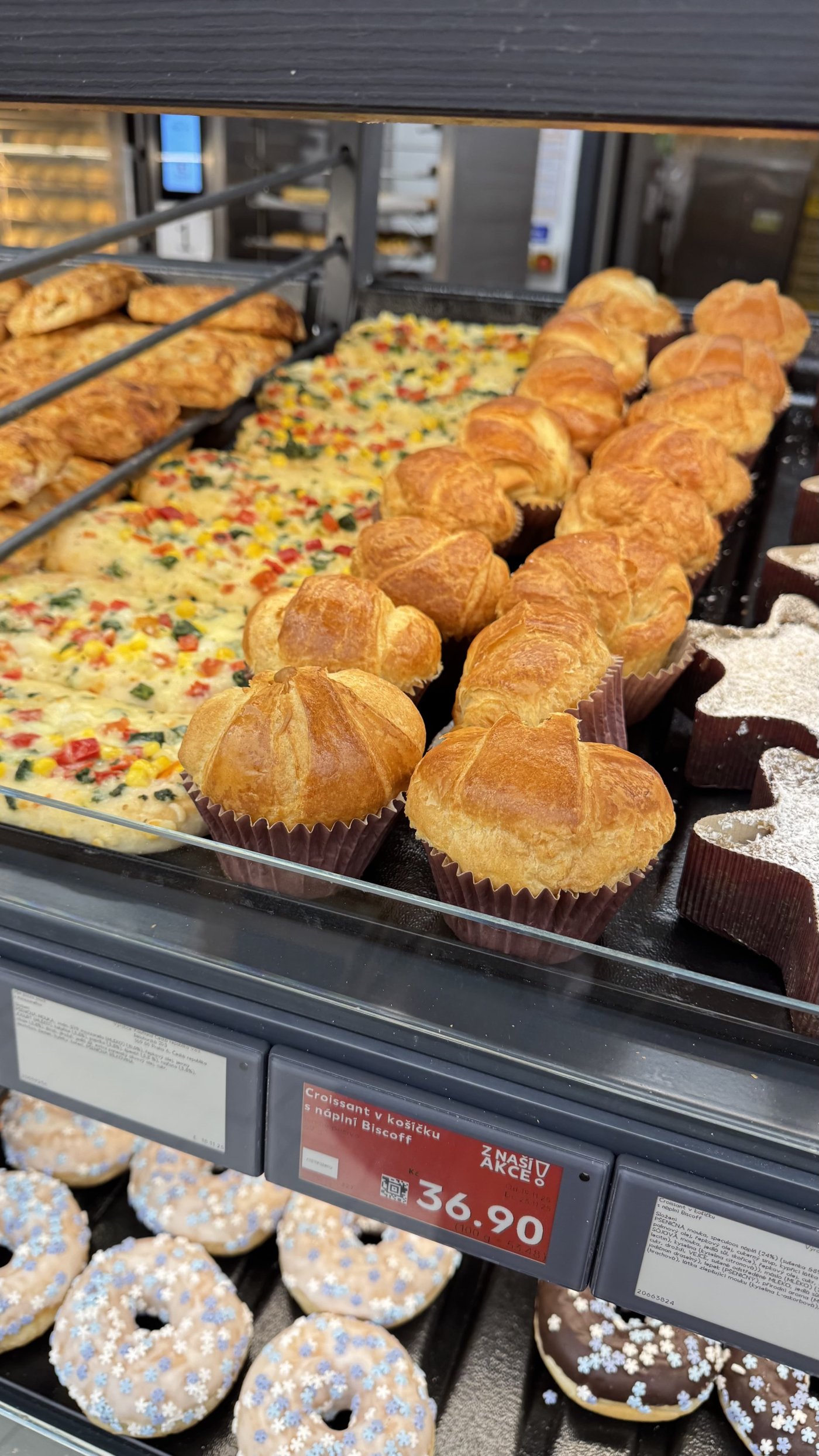 Croissant v košíčku s náplní Biscoff za 36,90 Kč