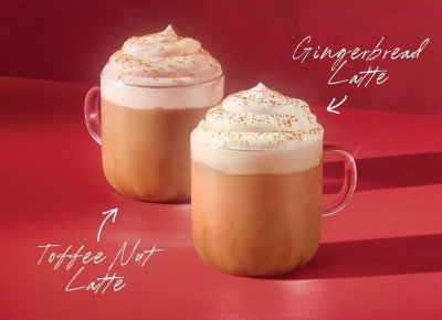 Toffee Nut Latte a perníčkové Gingerbread Latte ve skleněných hrnkách na červeném pozadí