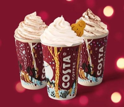 Perníkové caffé latte, horká čokoláda  a skořicová mocha v kelímcích s logem Costa Coffee