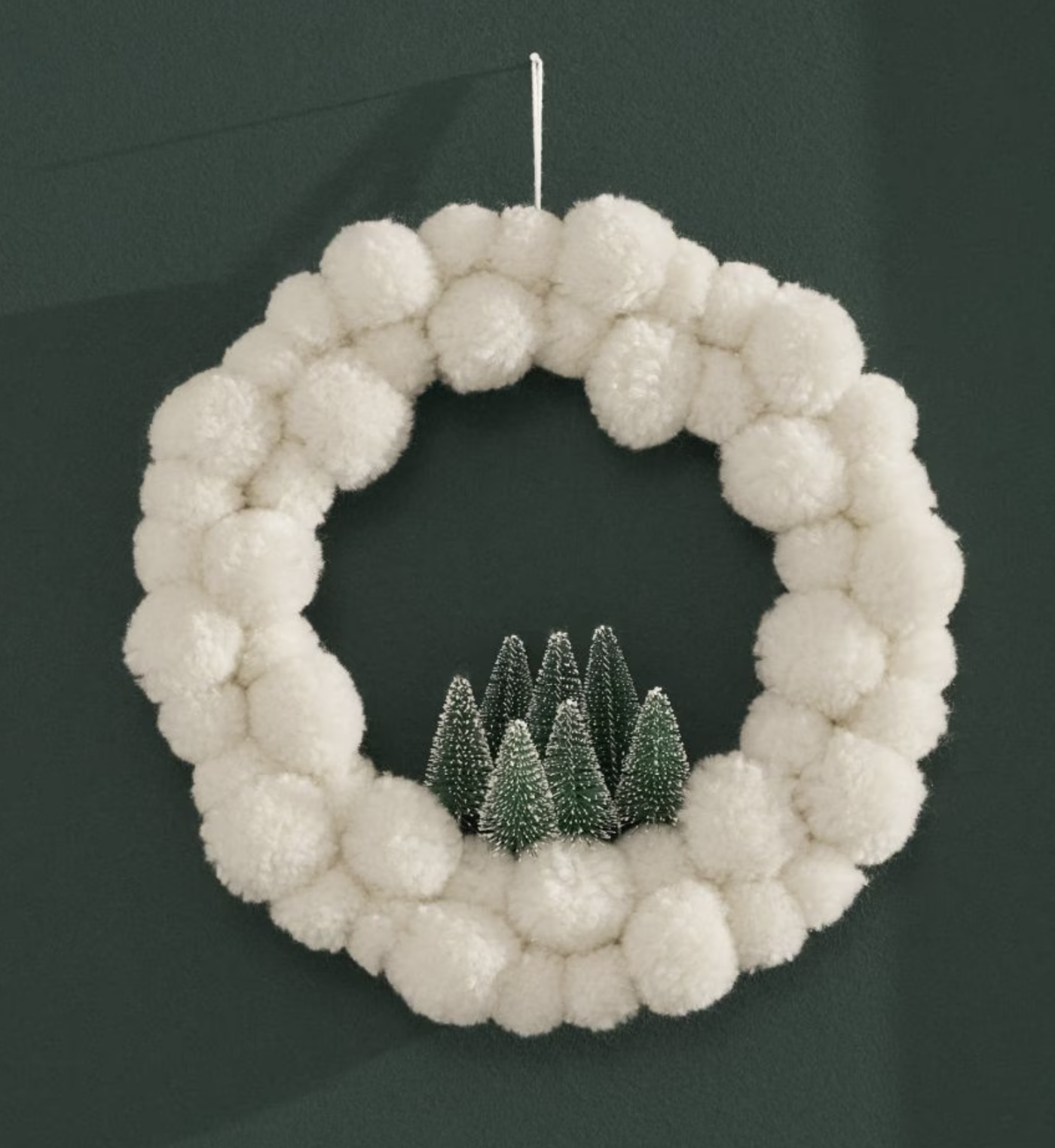 Bílý dekorativní věnec