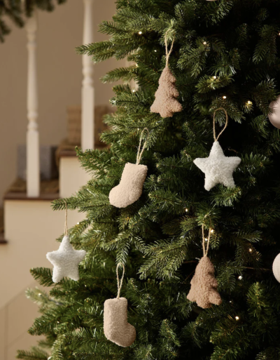 Vánoční stromek ozdobený baňkami ve tvaru hvězdy a stromu