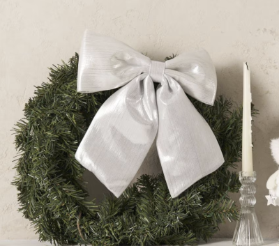 Vánoční věnec s bílou mašlí