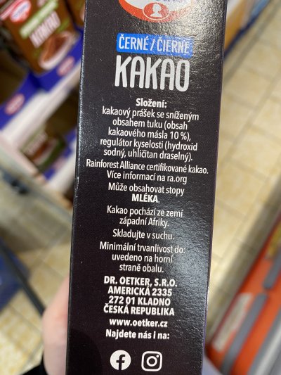 Černé kakao v produktovém obalu
