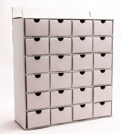 Adventní kalendář v podobě bílé papírové skříňky s šuplíčky