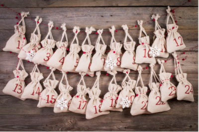 Adventní kalendář v podobě plátěných pytlíčků s červenými číslicemi