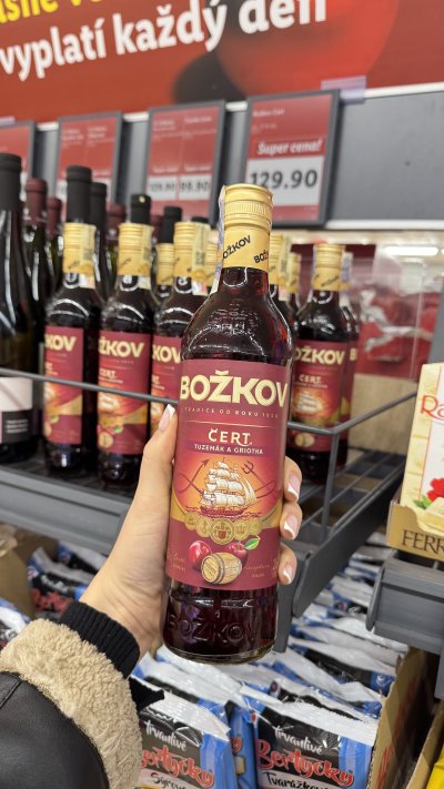 Božkov Čert (likér, který kombinuje rum a griotku) prodává Lidl za 129,90 Kč