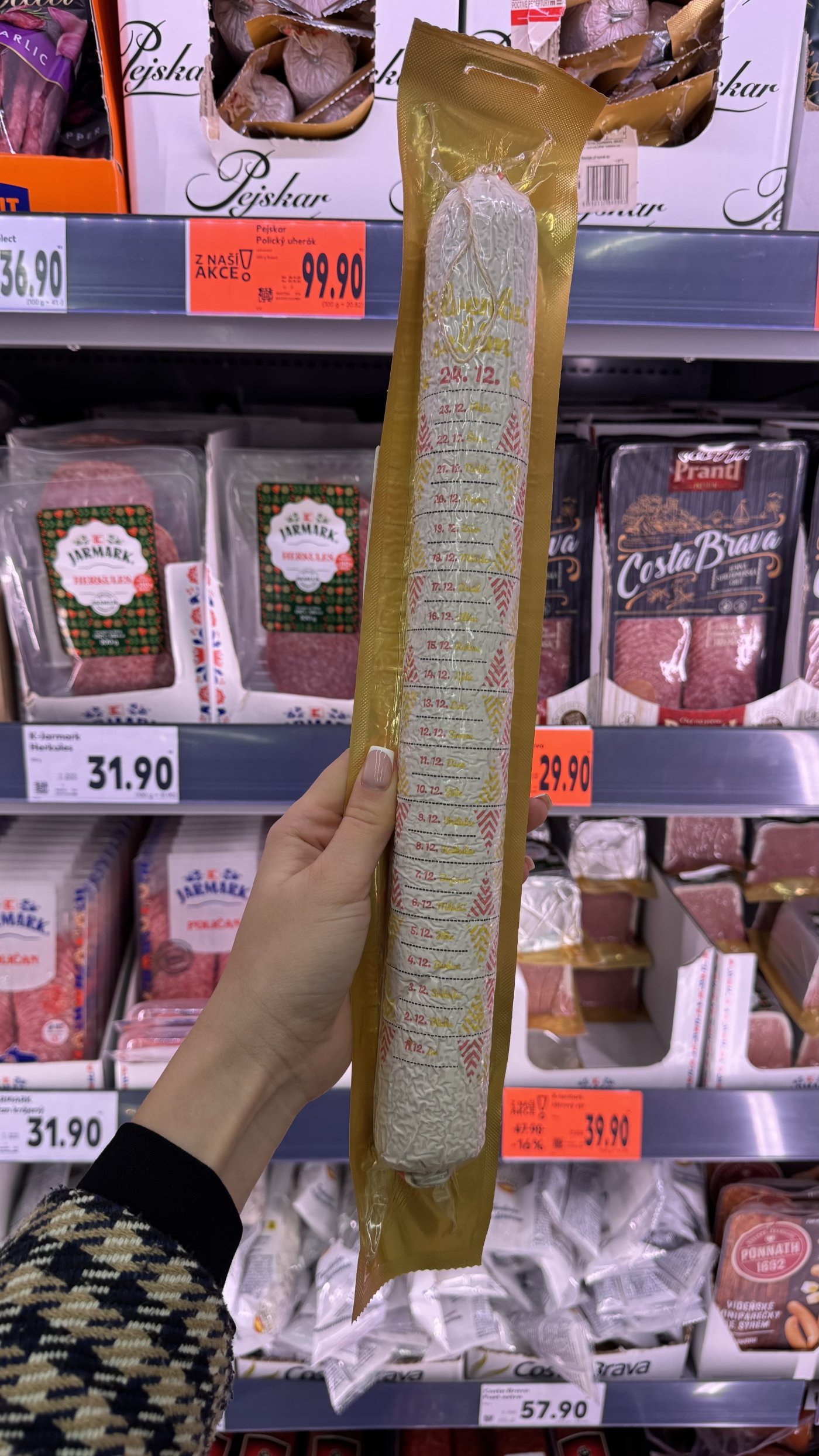 Adventní kalendář ve formě salámu