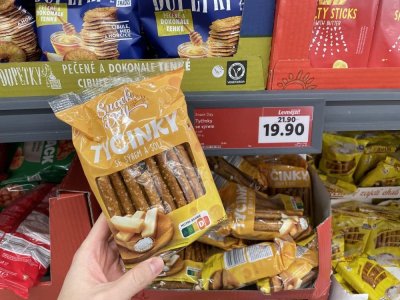 Slané tyčinky v rukou