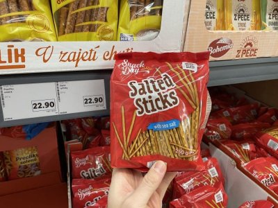 Slané tyčinky v rukou