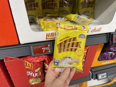 Slané tyčinky v rukou