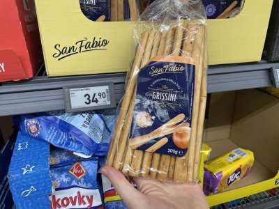 Slané tyčinky v rukou