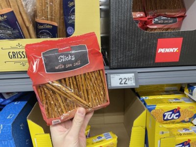 Slané tyčinky v rukou