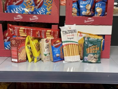 Slané tyčinky v obchodě