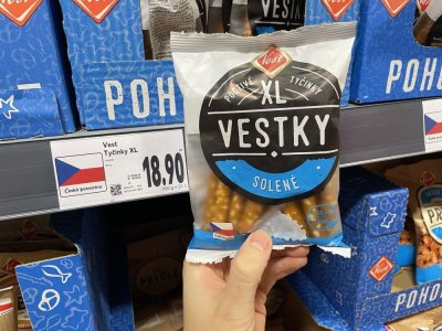 Slané tyčinky v rukou